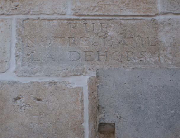 Nom de rue sur les vestiges